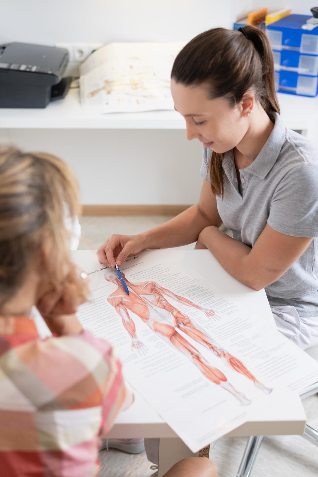 Stefani Kritzinger im Gespräch mit einer Patientin